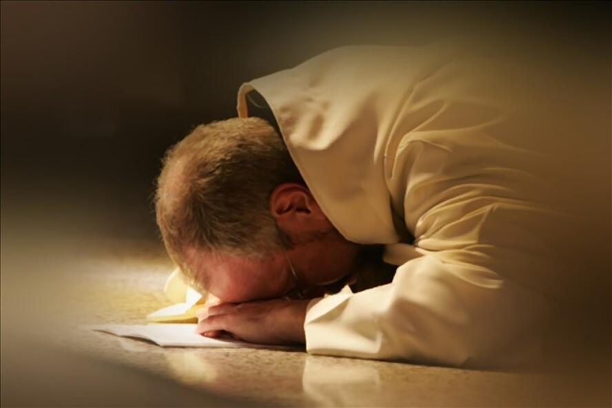 monk pray knee